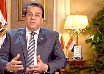 وزير التعليم العالي يستعرض تقريرًا حول ندوة “تحديات البيئة المائية المصرية