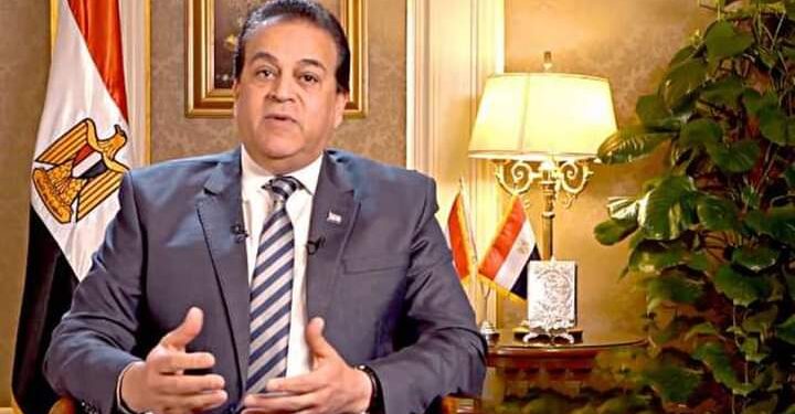 وزير التعليم العالي يستعرض تقريرًا حول ندوة “تحديات البيئة المائية المصرية