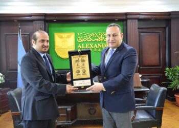 رئيس جامعة الإسكندرية يستقبل قنصل السعودية بالإسكندرية.