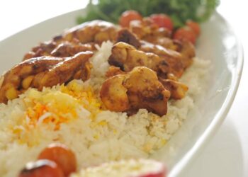 أجنحة أو افخاد دجاج مشوية.