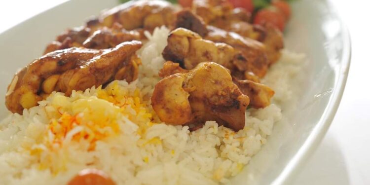 أجنحة أو افخاد دجاج مشوية.