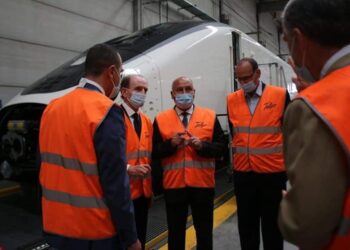 وزير النقل يجتمع مع الإدارة العليا لشركة تالجو ويتفقد مصنعها بمدريد لمتابعة خطوط إنتاج القطارات.