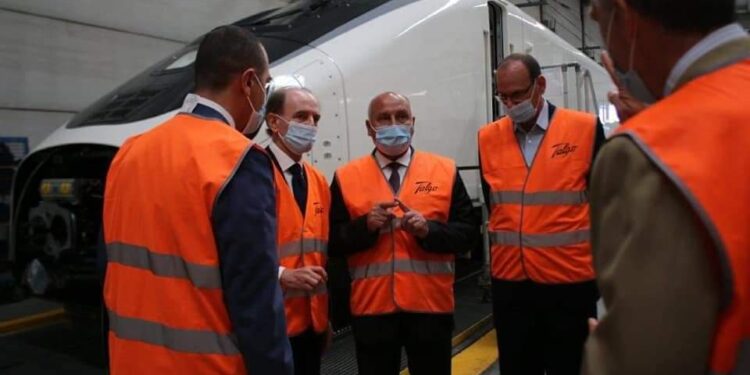 وزير النقل يجتمع مع الإدارة العليا لشركة تالجو ويتفقد مصنعها بمدريد لمتابعة خطوط إنتاج القطارات.