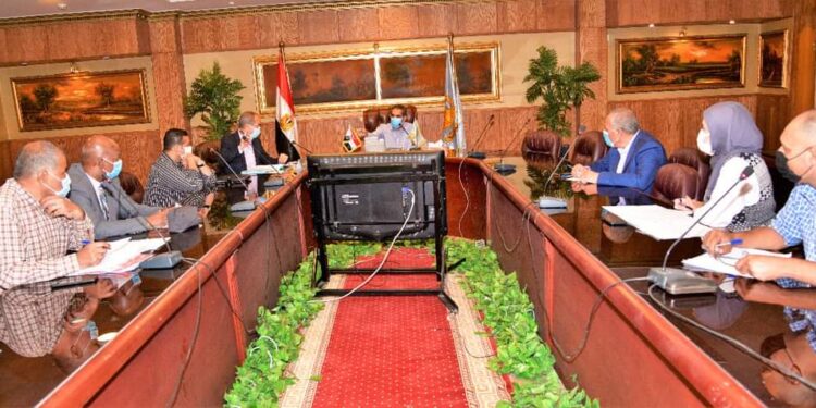 محافظ الغربية يغلق 12 مستودع شديد الخطورة ويوجه بنقل ٥٤ آخرين خارج الكتلة السكنية.