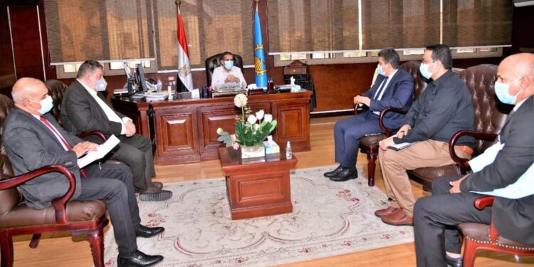 محافظ الغربية يناقش آليات مواجهة الموجة الرابعة لفيروس كورونا بالمحافظة.