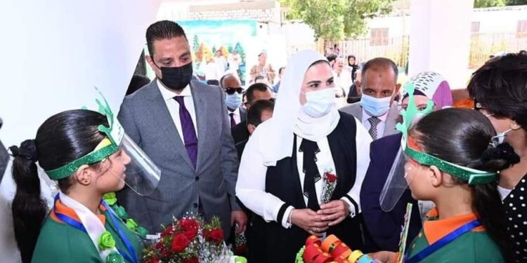 “القباج” تزور عيادات ” 2 كفاية بالمحافظة”.. وتدشن قافلة التمكين الاقتصادي لـبرنامج فرصة.