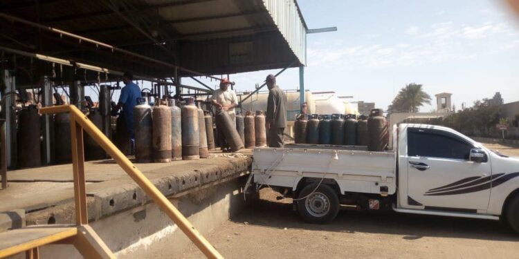 ضبط4454 أسطوانة غاز مدعم بدون إختبار تسريب شديدة الخطورة بمستودع بكفر الزيات