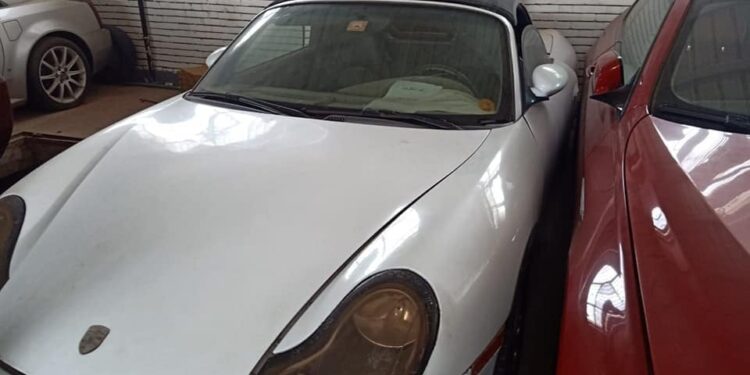 تفاصيل جلسة مزاد للسيارات المخزنة بساحة جمارك مطار القاهرة