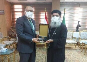 محافظ الشرقية يستقبل كاهن كنيسة القديسة دميانه بالقنايات