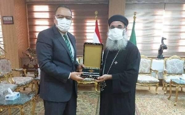 محافظ الشرقية يستقبل كاهن كنيسة القديسة دميانه بالقنايات