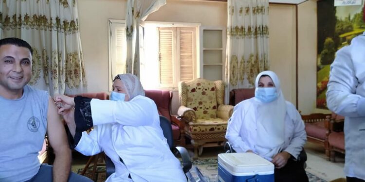 لقاح كورونا فايزر يصل الي مركز شباب زفتي