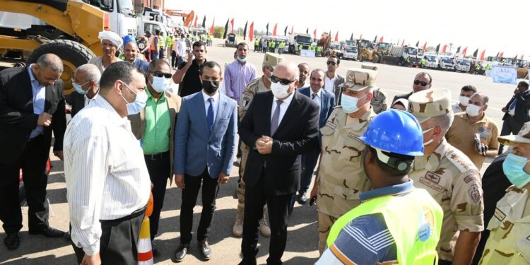 محافظ قنا يتفقد اصطفاف المعدات المشاركة في التدريب العملي المشترك " صقر ٨٧ "