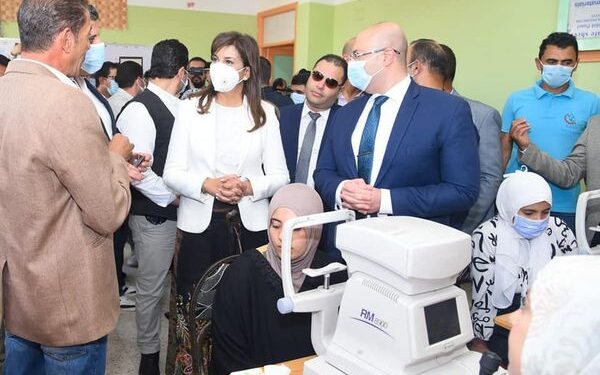 وزيرة الهجرة ومحافظ