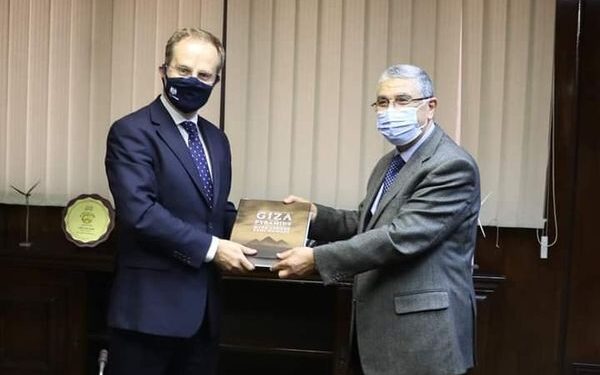 وزير الكهرباء يستقبل