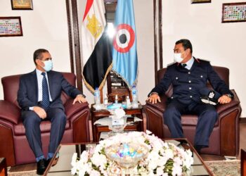 محافظ الغربية يضع إكليل من الزهور على النصب التذكاري بمناسبة نصر أكتوبر المجيد.