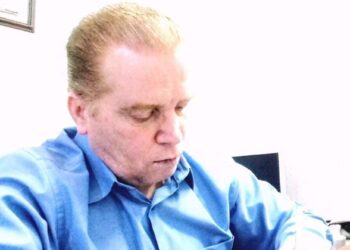 بُـؤ بـشِـسـع ِ نَـعـلِ لَـعـنـتـي.