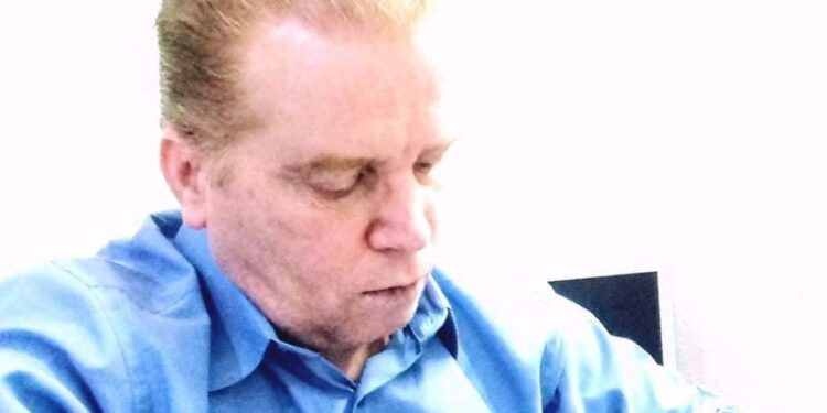 بُـؤ بـشِـسـع ِ نَـعـلِ لَـعـنـتـي.