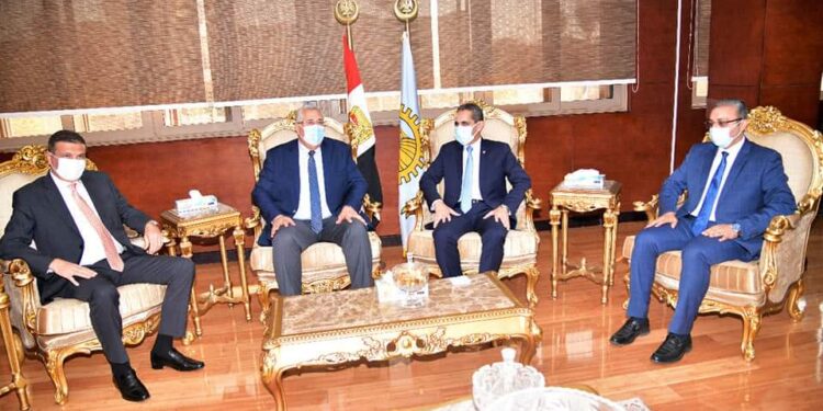 محافظ الغربية يستقبل وزير الزراعة بديوان عام المحافظة.