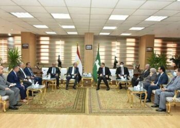 ممدوح غراب يستقبل المصيلحي بمكتبه بالديوان العام لمحافظة الشرقية.