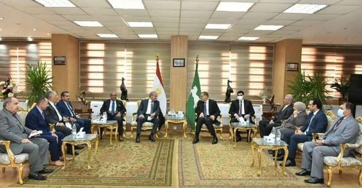 ممدوح غراب يستقبل المصيلحي بمكتبه بالديوان العام لمحافظة الشرقية.