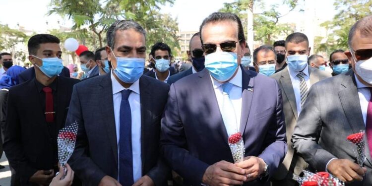 وزير التعليم العالي يتفقد جامعة عين شمس في اليوم الأول للعام الدراسي الجديد.