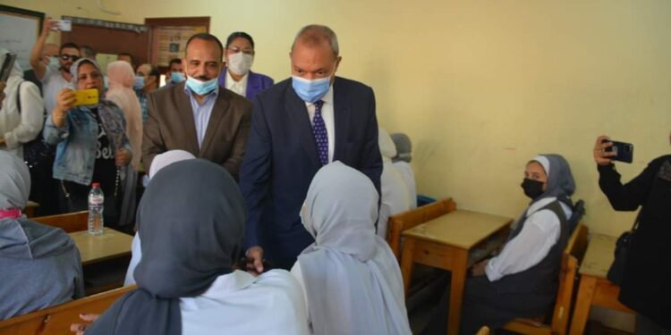 طابور الصباح بمدرسة الشيماء الثانوية بنات بحضور محافظ القليوبية ورئيس قطاع التعليم بوزارة التربية والتعليم