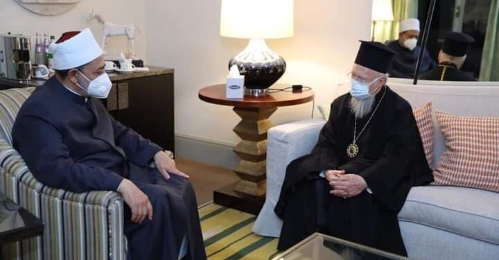 الطيب: يستقبل بطريرك القسطنطينية في مقر اقامته بالعاصمة الايطالية.