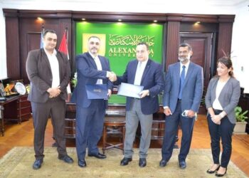 رئيس جامعة الإسكندرية يوقع اتفاقية تعاون مع شركة ESRI العالمية المتخصصة فى نظم المعلومات الجغرافية “GIS”.