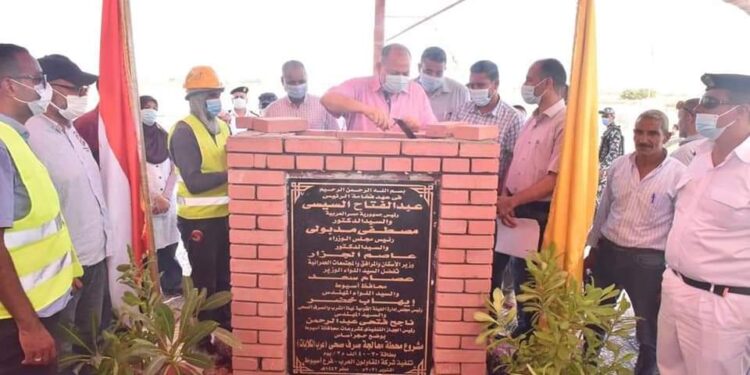 محافظ أسيوط يضع حجر أساس مشروع صرف صحى قرى مركز الفتح.
