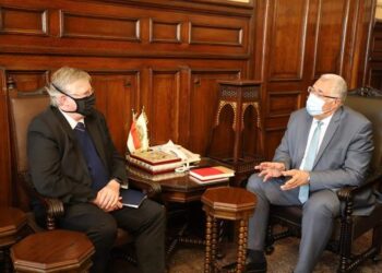 وزير الزراعة يبحث مع ممثل جامعة فلوريدا الأمريكية إنشاء مركزا عالميا لإنتاج أجود أصناف شتلات الفراولة.