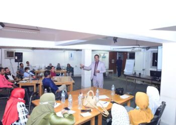 استمرار البرامج التدريبية عن طرق كتابة البحث لمعاوني أعضاء هيئة التدريس بجامعة سوهاج .