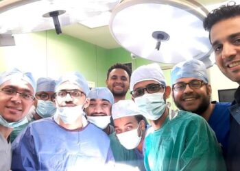 استخراج هاتف من معدة مريض بمستشفي اسوان الجامعي