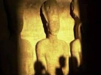 غدا…احتفال تعامد الشمس على وجه رمسيس الثانى بأسوان.