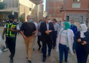 محافظ الشرقية يفاجئ العاملين بمستشفي بلبيس المركزي.