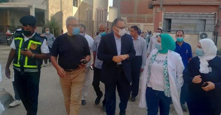 محافظ الشرقية يفاجئ العاملين بمستشفي بلبيس المركزي.