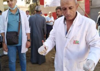 الكشف على ٩٨١ حيوان و ٢٣٥٠ طائر بقافلة بيطرية بقرية الهياتم مركز المحلة.