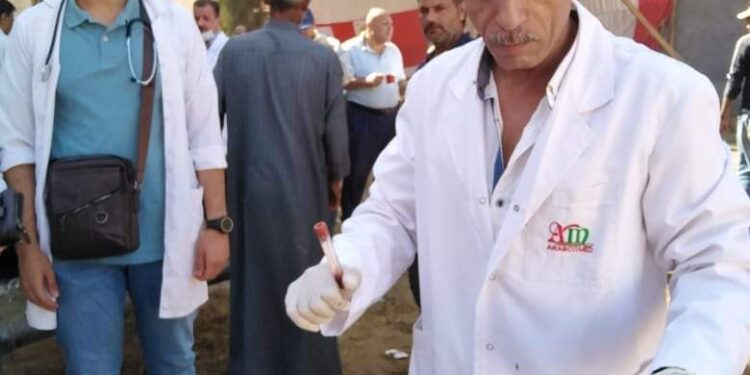 الكشف على ٩٨١ حيوان و ٢٣٥٠ طائر بقافلة بيطرية بقرية الهياتم مركز المحلة.