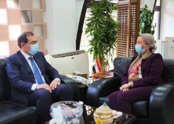 «البيئة» و«البترول» يوقعان بروتوكول تعاون لتنظيم إجراءات الحصول على الموافقات البيئية .