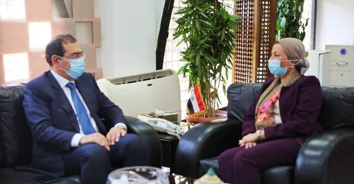 «البيئة» و«البترول» يوقعان بروتوكول تعاون لتنظيم إجراءات الحصول على الموافقات البيئية .