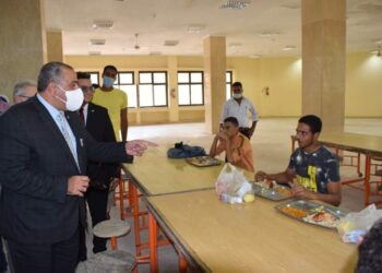 جولة تفقدية للدكتور ممدوح مهدي في المطعم المركزي لمتابعة مستوى الخدمات للطلاب