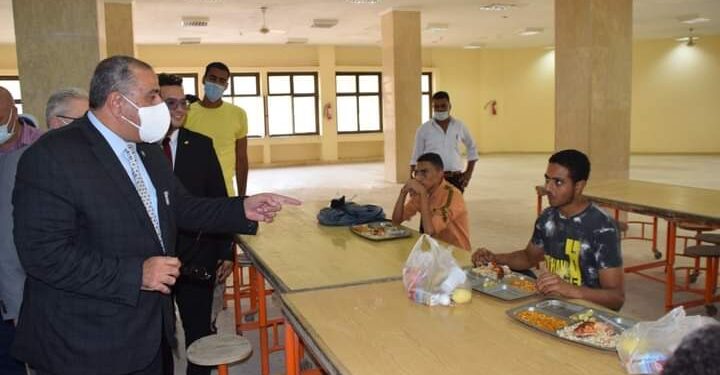 جولة تفقدية للدكتور ممدوح مهدي في المطعم المركزي لمتابعة مستوى الخدمات للطلاب