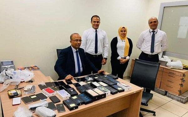 جمارك مطار القاهرة الدولي تضبط محاولتي تهريب عدد من الهواتف المحمولة وسيف معدني