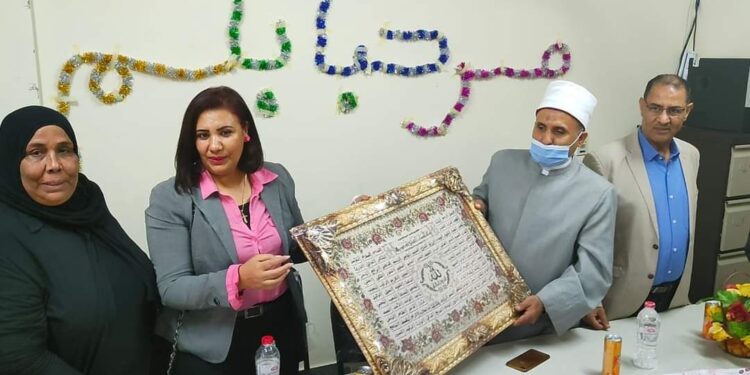 أقباط يزورون المنطقة الأزهرية بالغردقة للتهنئة بالمولد النبوي الشريف.