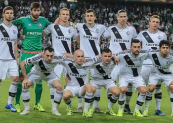 نابولي يهزم ليجيا وارسو بثلاثية في الدوري الأوربي