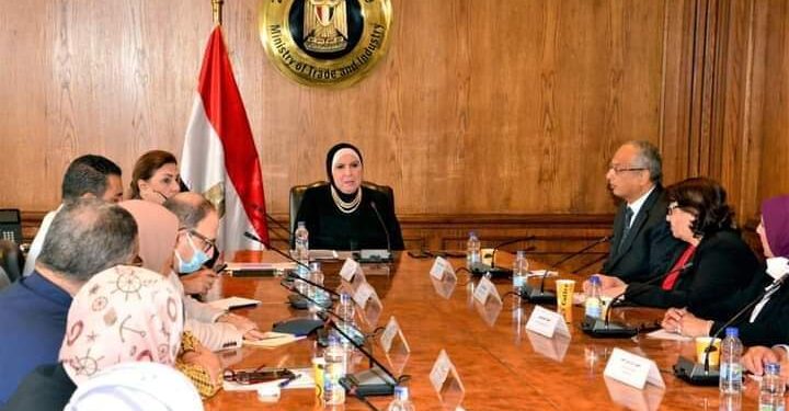 وزيرة التجارة والصناعة تبحث مع قيادات هيئة الرقابة الارتقاء بمنظومة الخدمات المقدمة لمجتمع الاعمال.