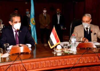 محافظ الغربية يكرم جامعة طنطا لفوزها بجائزة مصر للتميز الحكومي ٢٠٢٠ .