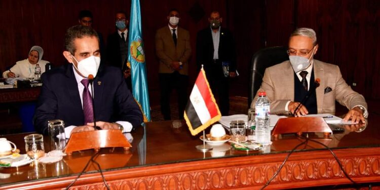 محافظ الغربية يكرم جامعة طنطا لفوزها بجائزة مصر للتميز الحكومي ٢٠٢٠ .