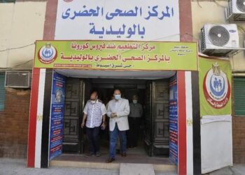 محافظ أسيوط يتفقد تطعيم المواطنين بلقاح كورونا بالوليدية