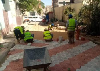 محافظ أسيوط : شوارع حي غرب تتزين ببلاط الإنترلوك