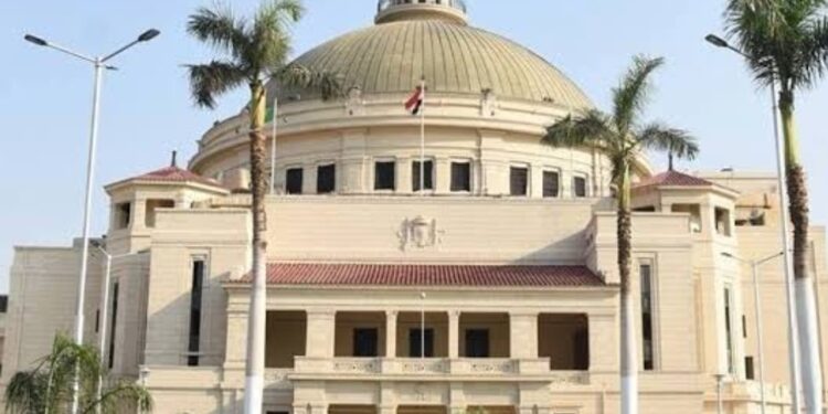 فوز مدرس مساعد بكلية حاسبات جامعة القاهرة بجائزة مسابقة البرمجة الجامعية الدولية.